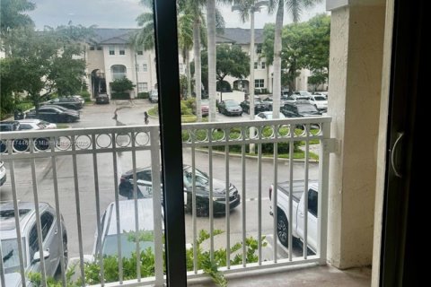 Condo in Doral, Florida, 3 bedrooms  № 1921849 - photo 17