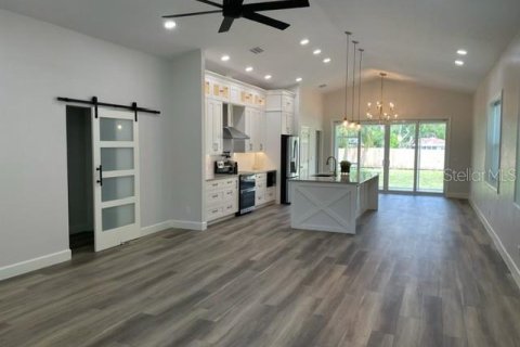 House in Pinellas Park, Florida 3 bedrooms, 162.02 sq.m. № 1685173 - photo 13