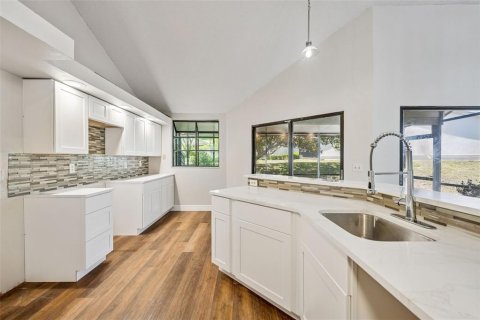 Townhouse in Port Richey, Florida 2 bedrooms, 146.79 sq.m. № 1602308 - photo 13