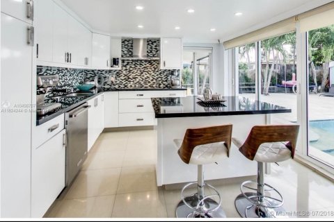 House in Miami, Florida 5 bedrooms, 118.91 sq.m. № 1961026 - photo 3