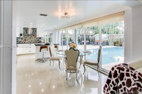 House in Miami, Florida 5 bedrooms, 118.91 sq.m. № 1961026 - photo 2