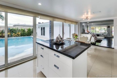 House in Miami, Florida 5 bedrooms, 118.91 sq.m. № 1961026 - photo 5