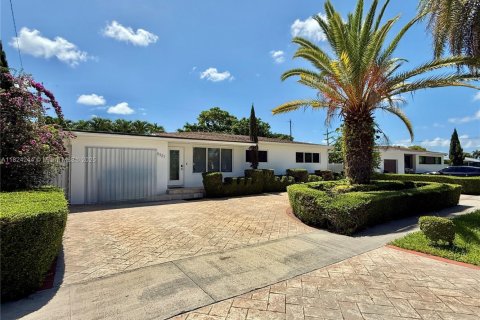 House in Miami, Florida 5 bedrooms, 118.91 sq.m. № 1961026 - photo 15