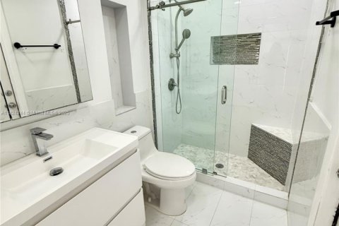 House in Miami, Florida 5 bedrooms, 118.91 sq.m. № 1961026 - photo 12