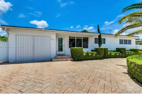 House in Miami, Florida 5 bedrooms, 118.91 sq.m. № 1961026 - photo 1