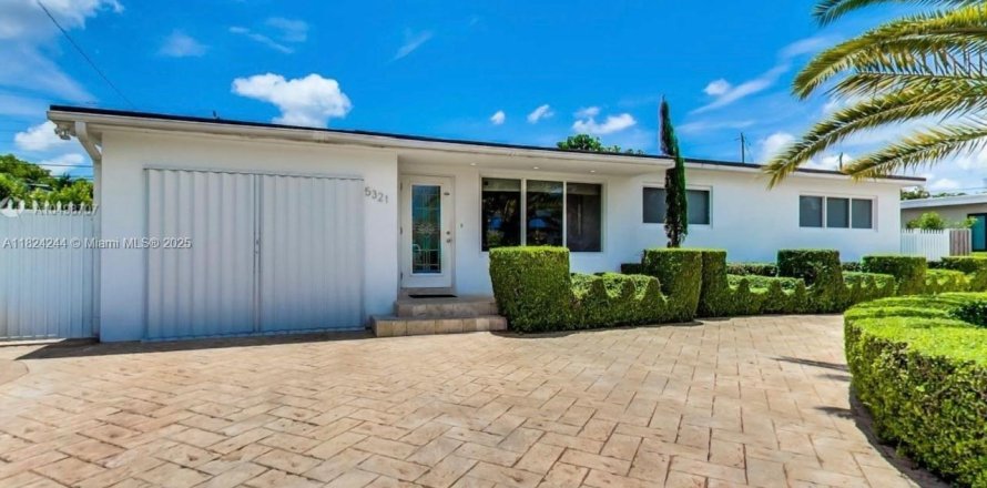 House in Miami, Florida 5 bedrooms, 118.91 sq.m. № 1961026
