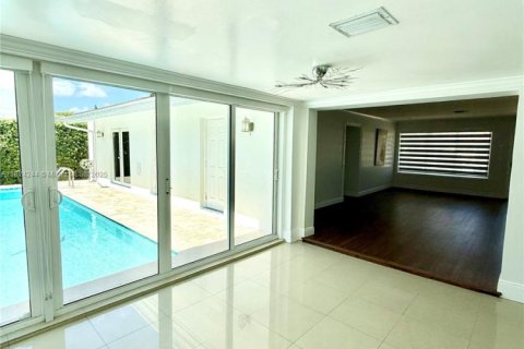 House in Miami, Florida 5 bedrooms, 118.91 sq.m. № 1961026 - photo 9