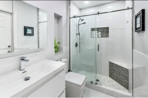 House in Miami, Florida 5 bedrooms, 118.91 sq.m. № 1961026 - photo 6