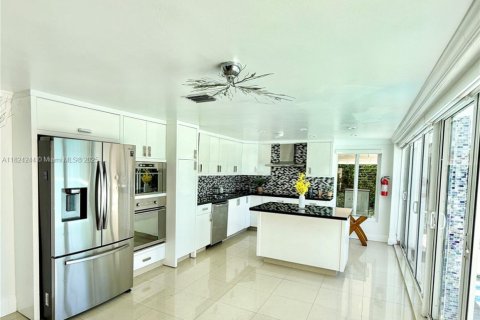 House in Miami, Florida 5 bedrooms, 118.91 sq.m. № 1961026 - photo 19