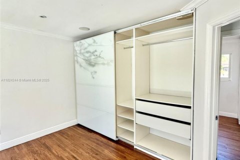 House in Miami, Florida 5 bedrooms, 118.91 sq.m. № 1961026 - photo 13