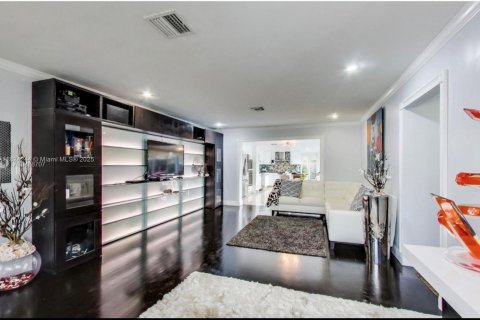 House in Miami, Florida 5 bedrooms, 118.91 sq.m. № 1961026 - photo 4