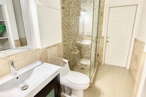 House in Miami, Florida 5 bedrooms, 118.91 sq.m. № 1961026 - photo 8