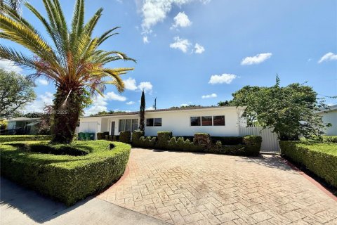 House in Miami, Florida 5 bedrooms, 118.91 sq.m. № 1961026 - photo 17