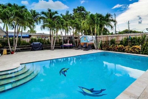 House in Miami, Florida 5 bedrooms, 118.91 sq.m. № 1961026 - photo 7