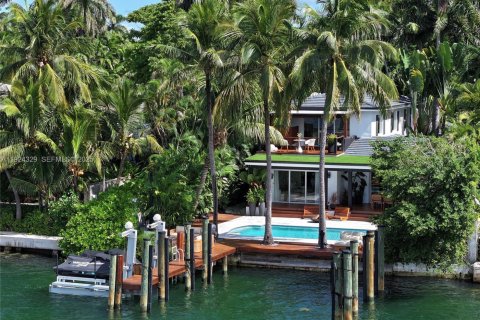 Снять в аренду виллу или дом в Майами-Бич, Флорида 4 спальни, 343.92м2, № 1982611 - фото 1