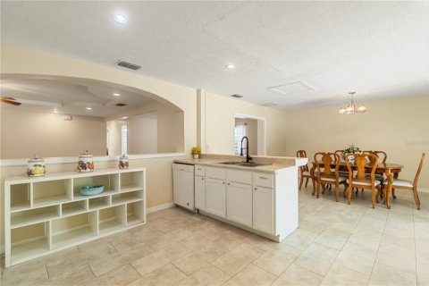 House in Zephyrhills, Florida 3 bedrooms, 151.62 sq.m. № 1776812 - photo 26