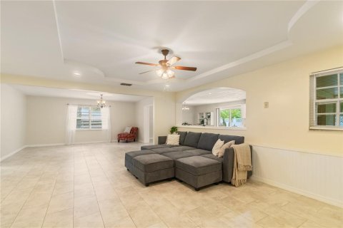 House in Zephyrhills, Florida 3 bedrooms, 151.62 sq.m. № 1776812 - photo 14
