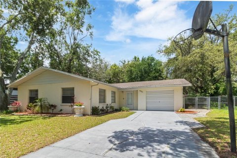 House in Zephyrhills, Florida 3 bedrooms, 151.62 sq.m. № 1776812 - photo 1