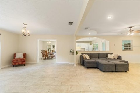 House in Zephyrhills, Florida 3 bedrooms, 151.62 sq.m. № 1776812 - photo 17