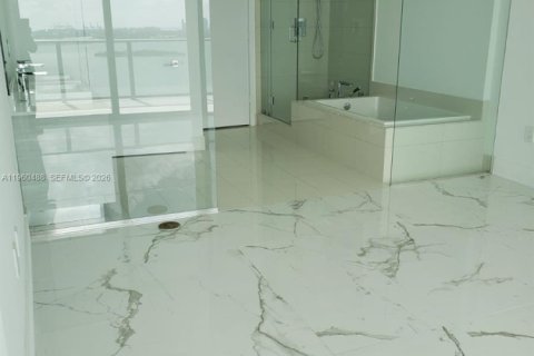 Condominio en alquiler en Miami, Florida, 2 dormitorios, 119.47 m2 № 2052963 - foto 2