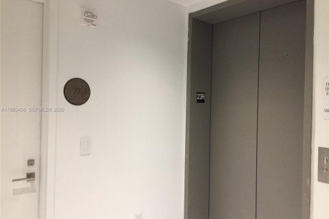 Condominio en alquiler en Miami, Florida, 2 dormitorios, 119.47 m2 № 2052963 - foto 3