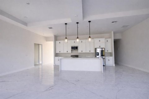 Villa ou maison à vendre à Port Charlotte, Floride: 4 chambres, 200.02 m2 № 2147910 - photo 4