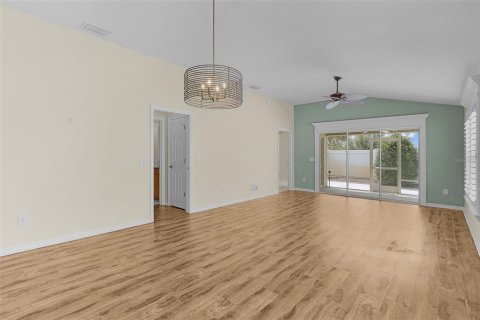 House in The Villages, Florida 3 bedrooms, 130.06 sq.m. № 2322885 - photo 9