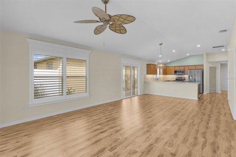 House in The Villages, Florida 3 bedrooms, 130.06 sq.m. № 2322885 - photo 12