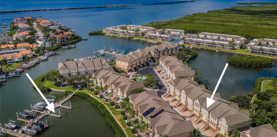 Townhouse in Tampa, Florida 3 bedrooms, 235.97 sq.m. № 2373830