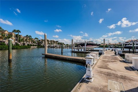 Townhouse in Tampa, Florida 3 bedrooms, 235.97 sq.m. № 2373830 - photo 3