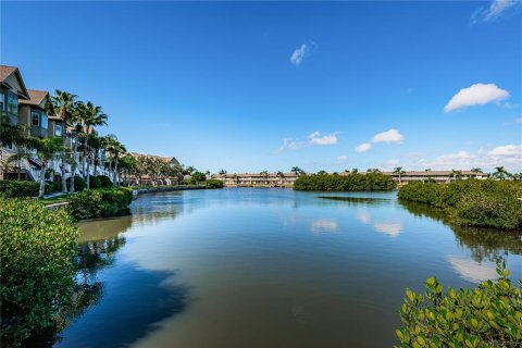 Townhouse in Tampa, Florida 3 bedrooms, 235.97 sq.m. № 2373830 - photo 7