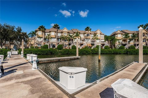 Townhouse in Tampa, Florida 3 bedrooms, 235.97 sq.m. № 2373830 - photo 4