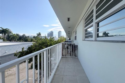 Condo in Miami Beach, Florida, 1 bedroom  № 2074926 - photo 16