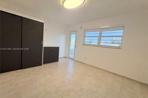 Condo in Miami Beach, Florida, 1 bedroom  № 2074926 - photo 14