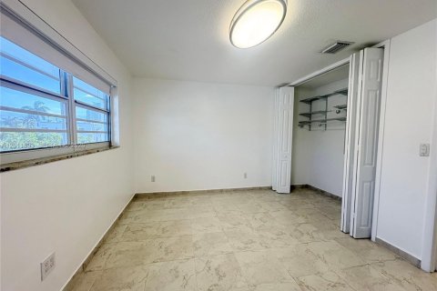 Condo in Miami Beach, Florida, 1 bedroom  № 2074926 - photo 12