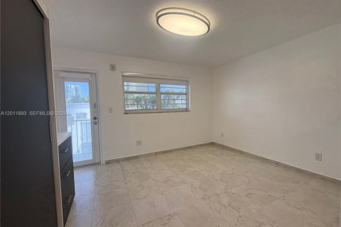 Condo in Miami Beach, Florida, 1 bedroom  № 2074926 - photo 13