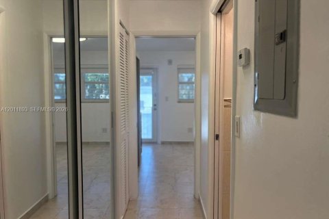 Condo in Miami Beach, Florida, 1 bedroom  № 2074926 - photo 10