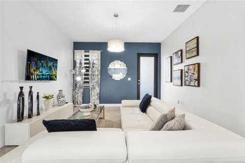 Condo in Doral, Florida, 2 bedrooms  № 1696607 - photo 9