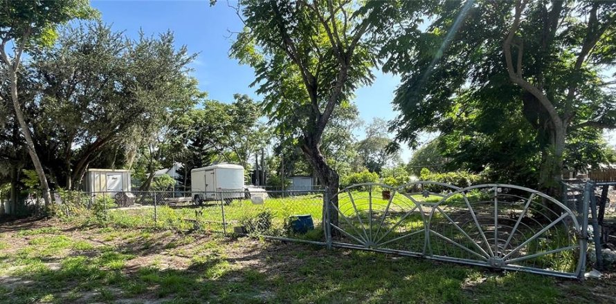 Terrain à New Port Richey, Floride № 2206978