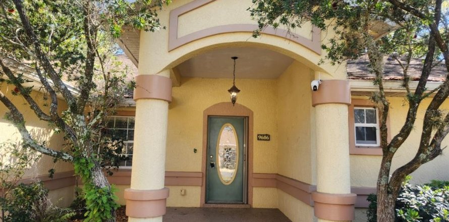 House in Ocala, Florida 3 bedrooms, 175.68 sq.m. № 1583821