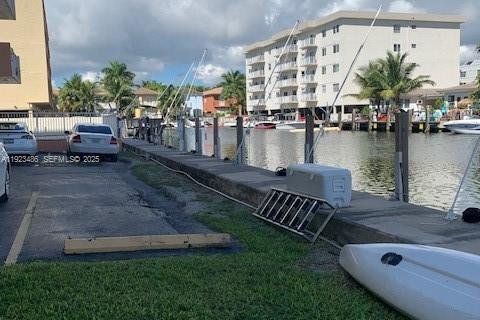 Снять в аренду кондоминиум в Норт-Майами-Бич, Флорида 2 спальни, 76.92м2, № 1983574 - фото 18