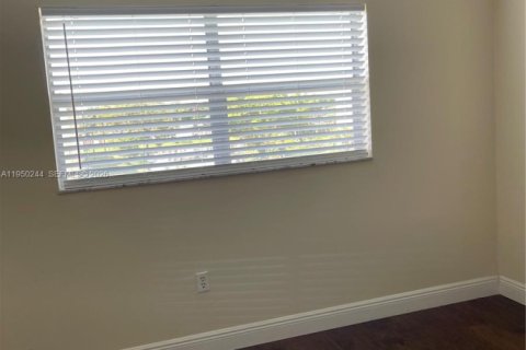 Снять в аренду кондоминиум в Дейви, Флорида 3 спальни, 102.19м2, № 2006950 - фото 2