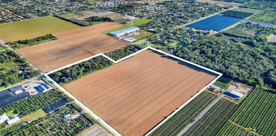 Propiedad comercial en Homestead, Florida № 1959378