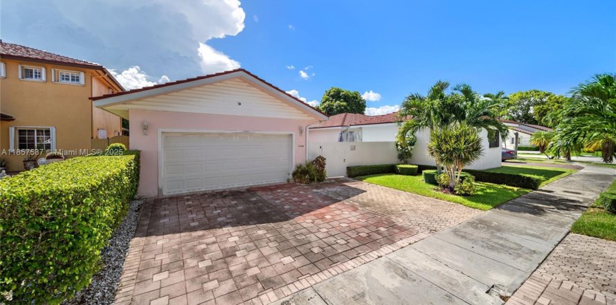 House in Miami, Florida 3 bedrooms, 130.34 sq.m. № 1888028