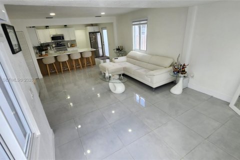 House in Hialeah, Florida 4 bedrooms, 125.88 sq.m. № 2042989 - photo 6