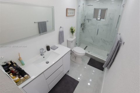 House in Hialeah, Florida 4 bedrooms, 125.88 sq.m. № 2042989 - photo 20