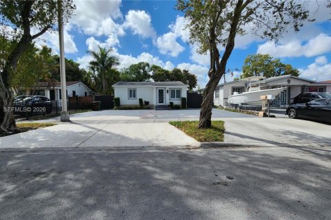 House in Hialeah, Florida 4 bedrooms, 125.88 sq.m. № 2042989 - photo 2