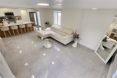 House in Hialeah, Florida 4 bedrooms, 125.88 sq.m. № 2042989 - photo 4