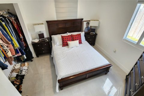 House in Hialeah, Florida 4 bedrooms, 125.88 sq.m. № 2042989 - photo 17