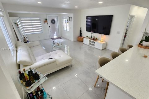 House in Hialeah, Florida 4 bedrooms, 125.88 sq.m. № 2042989 - photo 7